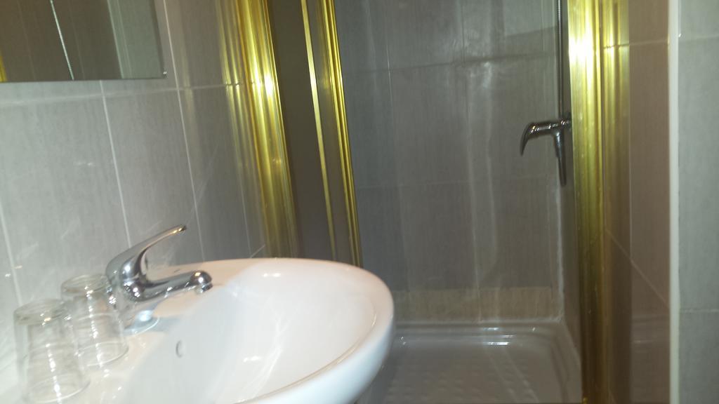 Hostal Rico Madrid Eksteriør billede